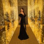 Paula Echevarría Instagram - Noche mágica ✨️ en Milán descubriendo lo nuevo de Pantene... ♥️

@pelopantene 
#PanteneBondRepair 

Mi look:
Vestido @silviafernandezatelier 
Joyas @delparamovintagejoyas 
Zapatos @louboutinworld 
Bolso @aquazzura 
Muah @mikvarez