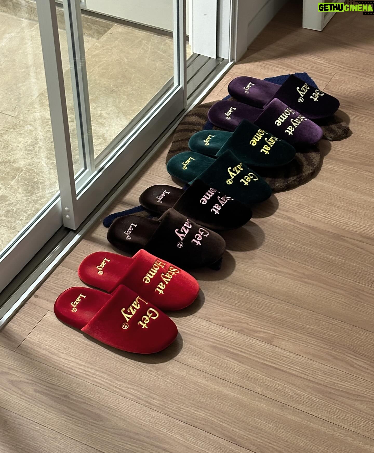 Hyomin Instagram - 요리하기 귀찮아서 아니고 셰푸님 모셔서 그런것도 아니고 진짜 횸사엔 배달음식이 딱이어서 그래. 다들 내맘알지? 무려 4L 펌프볼 첫 개시. 성공적인(?) 횸사 시음 파티 ... ᵔᴥᵔ;
