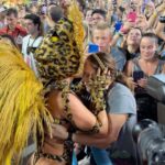 Susana Vieira Instagram - #CARNAVAL 💫 Encontro de feras! 😍 @paollaoliveirareal e @susanavieiraoficial trocam um carinho durante o desfile da Grande Rio ❤️ #Globeleza