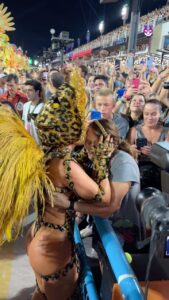 Susana Vieira Instagram - #CARNAVAL 💫 Encontro de feras! 😍 @paollaoliveirareal e @susanavieiraoficial trocam um carinho durante o desfile da Grande Rio ❤️ #Globeleza