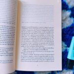 Clara Galle Instagram – Enero sin tiempo. Pero he descubierto muchos libros random para leer que no necesitan continuidad, y así una puede seguir desapareciendo de este mundo a ratitos. 
Os dejo algunos por aquí:

– “101 Essays that will change the way you think” (Brianna West): Reflexiones que ocupan dos páginas pero que ocupan el día entero rondando contigo. (También traducido al español.)

– “No todo el mundo” (Marta Jiménez Serrano): Mini historias de amor maravillosamente relatadas.

– “The Melancholy death of Oyster Boy” (Tim Burton): Simplemente un tesoro de papel. ✨

Por cierto, odiar las lentillas es lo mejor que me ha pasado en la vida!