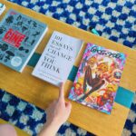 Clara Galle Instagram – Enero sin tiempo. Pero he descubierto muchos libros random para leer que no necesitan continuidad, y así una puede seguir desapareciendo de este mundo a ratitos. 
Os dejo algunos por aquí:

– “101 Essays that will change the way you think” (Brianna West): Reflexiones que ocupan dos páginas pero que ocupan el día entero rondando contigo. (También traducido al español.)

– “No todo el mundo” (Marta Jiménez Serrano): Mini historias de amor maravillosamente relatadas.

– “The Melancholy death of Oyster Boy” (Tim Burton): Simplemente un tesoro de papel. ✨

Por cierto, odiar las lentillas es lo mejor que me ha pasado en la vida!