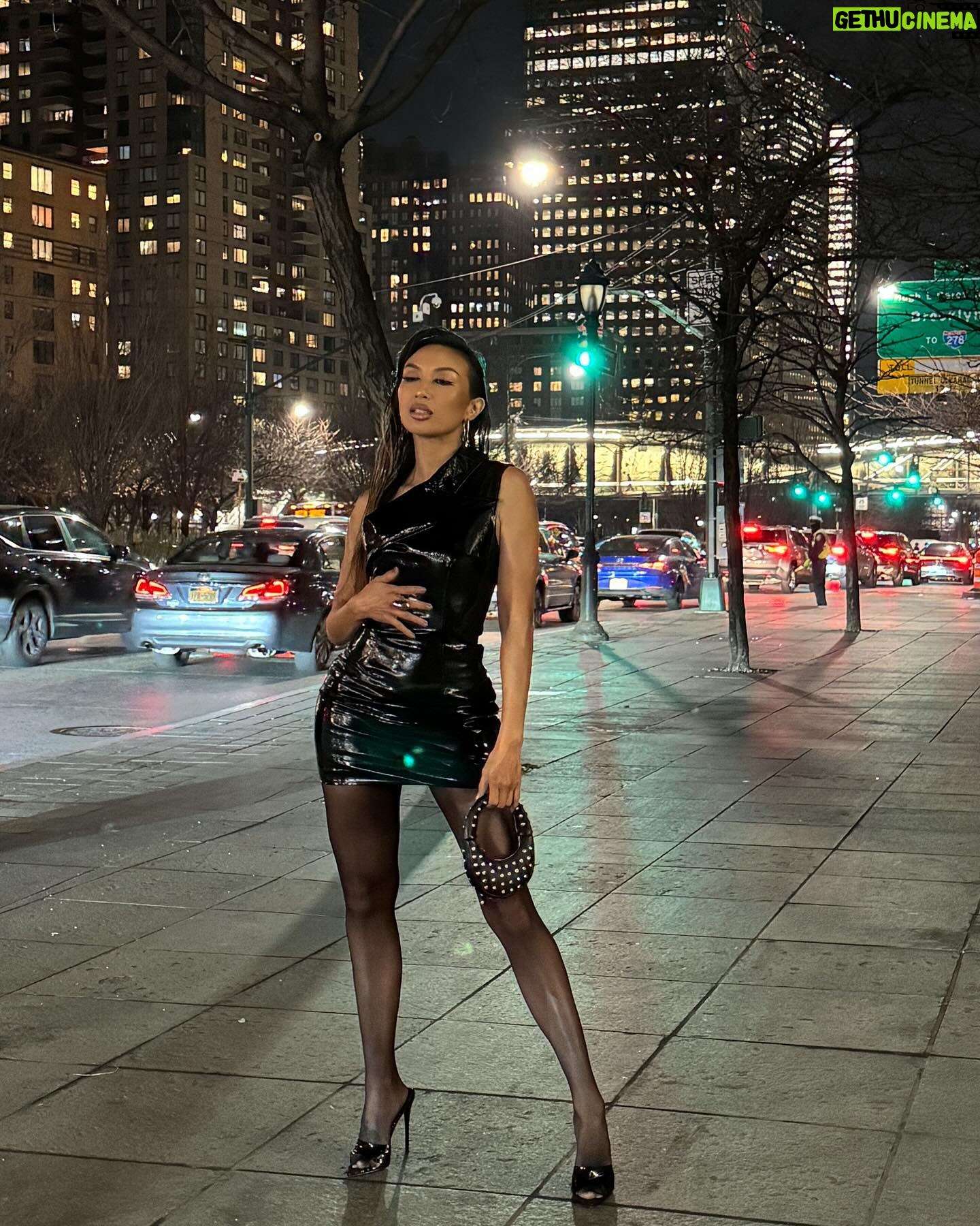 Jeannie Mai Instagram - Nobody, I repeat NOBODDDY does Lunar New Year like you @therealphilliplim!! I get so excited flying into NY this time of the year to be around the best energy you cultivate- LOVE โค๏ธ You have the dopest creative ways to bless your friends with promises of prosperity, strength, & unity, (giant fortune cookie with my name on it prrrrrr) topped with a flirty dragon & too many @hennessy cheers to count. This year of the dragon is a symbol of power & good fortune.. and what it really means is to check in with your people around you. Invite them out, spend some QT listening to a good friend, teach someone how to find some good pho ๐Spread the love Mai Fam๐๏ธ๐งง๐ฒ๐๐๏ธ๐๐๐โผ๏ธ