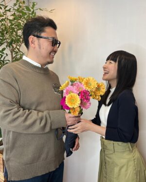 Marie Kondo Instagram - My husband Takumi surprised me with flowers for Valentine’s Day! It made me so happy! I am so grateful for special days like this where it gives us reminders to share and express gratitude to those we love. I am filled with so much joy having such a loving and supportive husband and the most loving children that make me laugh and smile every day. I hope that each of you are taking the time to love yourself and to share your love to others as well! I wish you all a very happy Valentines’ Day!

#valentinesday #grateful #sparkjoy