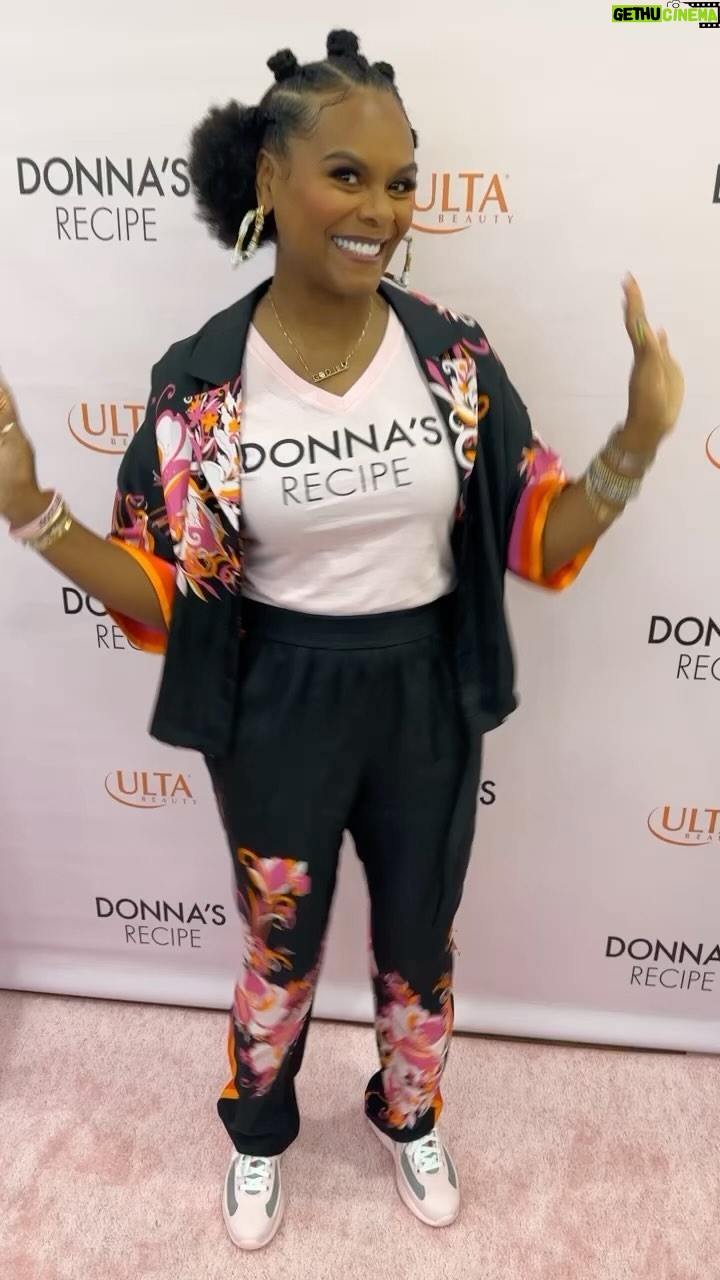 Tabitha Brown Instagram - Happy Saturday from me and @donnasrecipe @ultabeauty ❤️ #tabithabrown #donnasrecipe