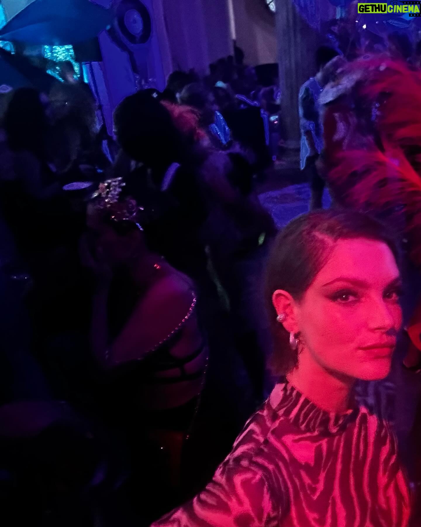 Alinne Moraes Instagram - Baile da Arara ✨🦜🧡 #bailedaarara #bailedaarara10anos Foi lindoooooo @malubarretto & @pedr01gor❣️