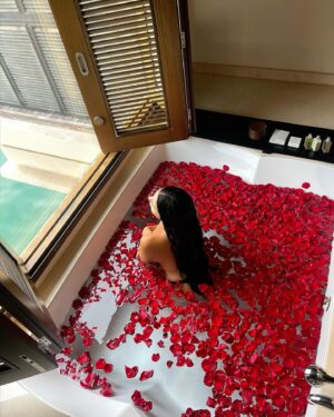 Lamitta Frangieh Instagram - Beauty of Red.. ♥️
@anantaradubai 
@golden_key_vacations 
📸 @hossamelhalwagy_photography 
.
.
.
#valentines #red #roses #anantaradubai #glamorous#resort #romantic #lamittafrangieh #redroses