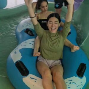 Jolin Tsai Instagram - 托孩子們的福，在首爾玩雪也玩水
還觀賞了哥哥的青少年盃籃球大賽 （青春無敵！可以夜滑早晨比賽🐼）
有小人們在的日子 玩法大不同 
容易躍躍欲試 😂
滑水道 滑雪道 滑呀滑~~~~
Snowyland  Waterland Disneyland ....as many land as u wish 😂😂