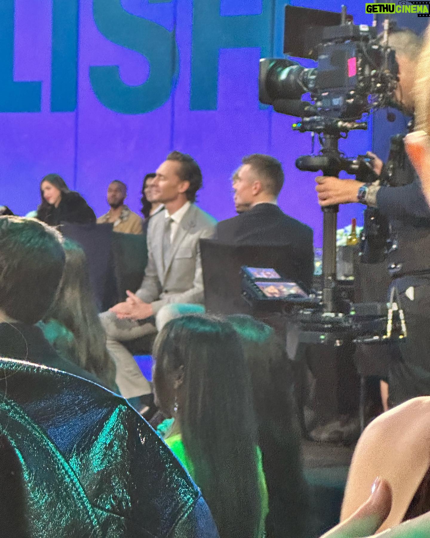 Antonia Gentry Instagram - first people’s choice brought my pops got blurry photo of tom hiddleston saw lenny kravitz perform reunited with @briannehowey @katiedouglas98 and @sllampy ate a tiny doughnut for dinner too sleepy for after party love you all can’t wait for s3
hair: @themartyharper using @aveda
makeup: @danadelaney
styled by: @thomascarterphillips wearing vintage @ysl