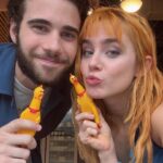 Clara Galle Instagram - El cierre de esta saga está siendo especial. 🥺💙 Nos acordamos de todo el reparto y todo el equipo. “🐥” dice: #ATravésDeTuMirada 23 de febrero en @netflixes