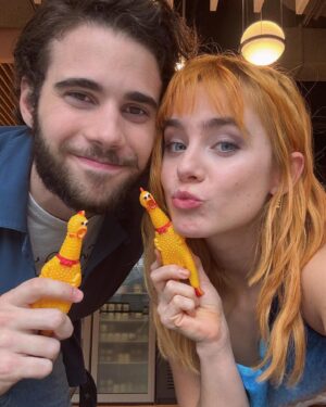 Clara Galle Instagram - El cierre de esta saga está siendo especial. 🥺💙 Nos acordamos de todo el reparto y todo el equipo. “🐥” dice: #ATravésDeTuMirada 23 de febrero en @netflixes