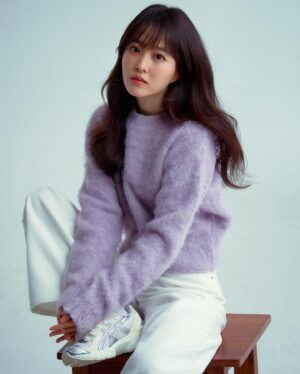 Park Bo-young Instagram - 🖤💜💛

📸 @ahnjooyoung_ 
👗 @with.hyunkyoung 
💄 @b_joeun 
💇‍♀️ @hearts_ultrapeku
