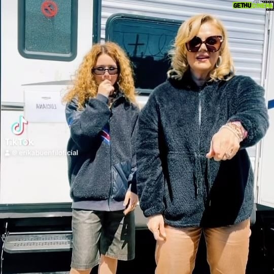 Erika Buenfil Instagram - Aquí buscando money @helloimcarla.a