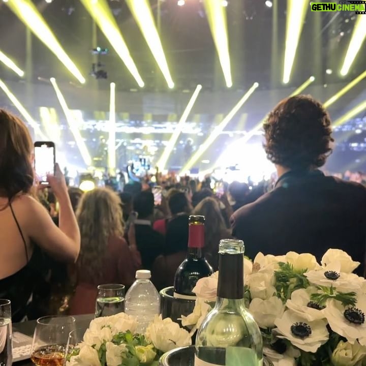 Antonia Gentry Instagram - first people’s choice brought my pops got blurry photo of tom hiddleston saw lenny kravitz perform reunited with @briannehowey @katiedouglas98 and @sllampy ate a tiny doughnut for dinner too sleepy for after party love you all can’t wait for s3
hair: @themartyharper using @aveda
makeup: @danadelaney
styled by: @thomascarterphillips wearing vintage @ysl