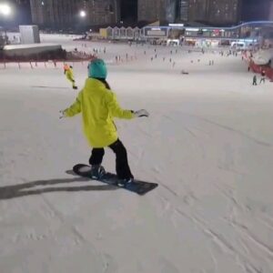 Jolin Tsai Instagram - 托孩子們的福，在首爾玩雪也玩水
還觀賞了哥哥的青少年盃籃球大賽 （青春無敵！可以夜滑早晨比賽🐼）
有小人們在的日子 玩法大不同 
容易躍躍欲試 😂
滑水道 滑雪道 滑呀滑~~~~
Snowyland  Waterland Disneyland ....as many land as u wish 😂😂