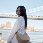 Jolin Tsai Instagram - 漫步 思念 告白
@maisonvalentino
#VALENTINOGARAVANI #VLogoMoonBag