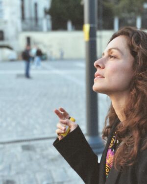 Özge Özpirinçci Instagram - Tarihi Yarımada İstanbul’un en güzel yeri! Set olduğu zaman gitmek de keyifli tabii ama boş günde manitayla gezmek gibisi yok ❤️💜
Reklam