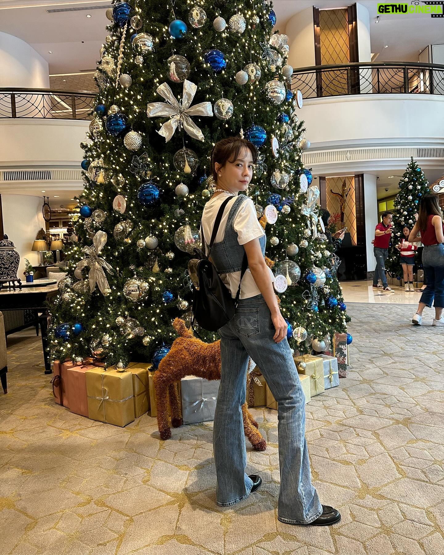 Song Ji-hyo - 456.2K Likes - 방콕 출장 추억🎄😘.. @glutanex.official