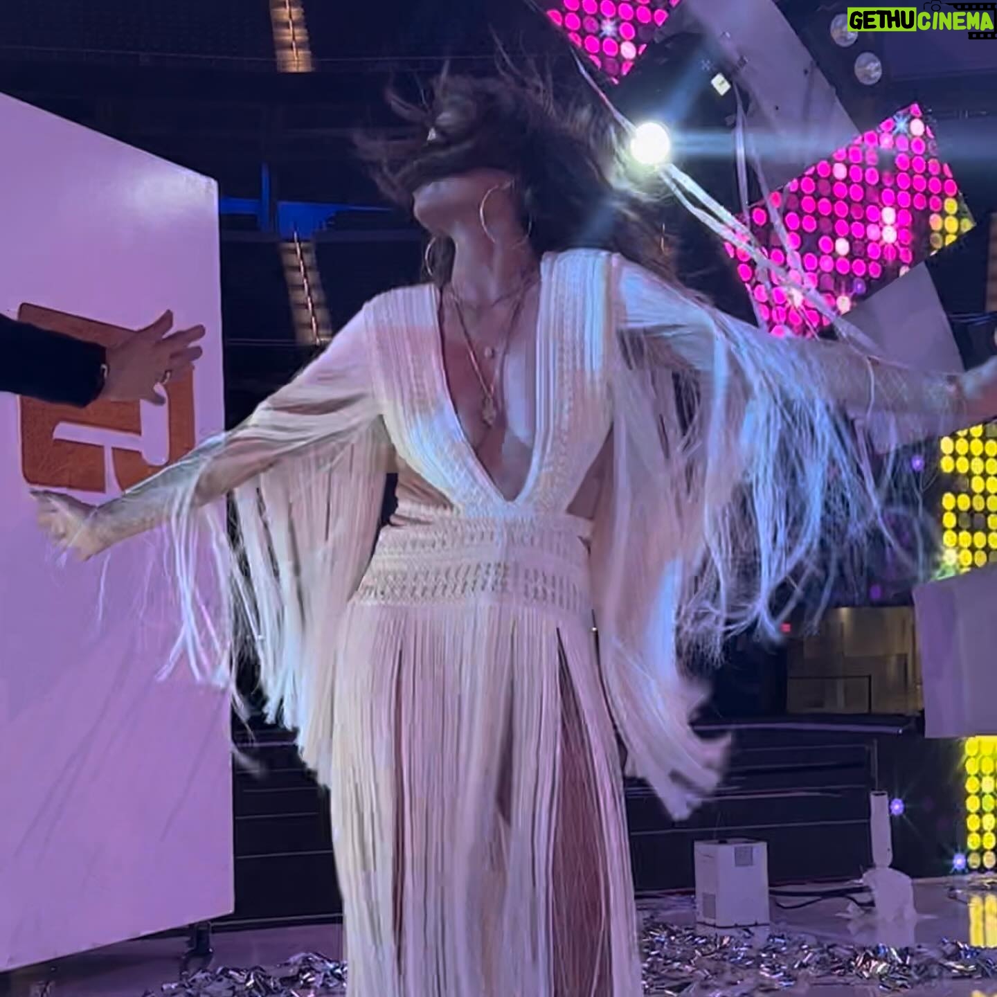 Kyle Richards Instagram - Tonight the season finale of #RHOBH! The White party is back 🤍 Thank you @sofistadium for allowing me the privilege of having this event at such an incredible place! Thank you @shishishikevinlee & @theprettymess for making this party extra special xx
And thank you all for watching this season 🙏