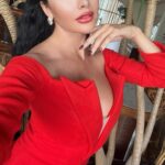 Lamitta Frangieh Instagram – Late lunch in Red off shoulder blazer @trace.highfashion ♥️
.
.
#blazer #elegance #redblazer #lamittafrangieh #chic #stylish