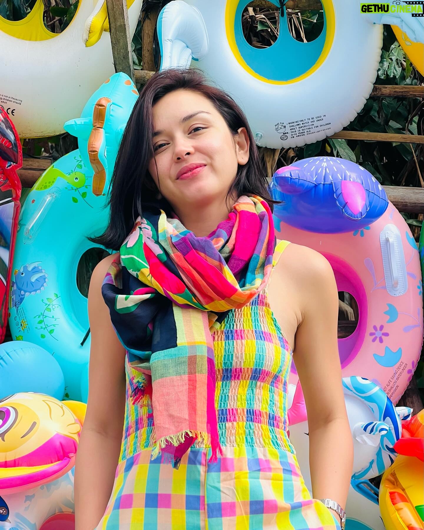 Beauty Gonzalez Instagram - Just can’t help it 🐤🐸
Too cute not to stop and take a pic.
Road-trip’s for us just wouldn’t be the same without my husband suddenly braking and we running outside to some colorful wall or nice view to strike a few poses.
I’m always a bit grumpy doing it but he always says ‘ you’ll thank me later!’
And guess what?
I always do 😁
Thanks Hubster!💜
Jumpsuit @getspottedshop