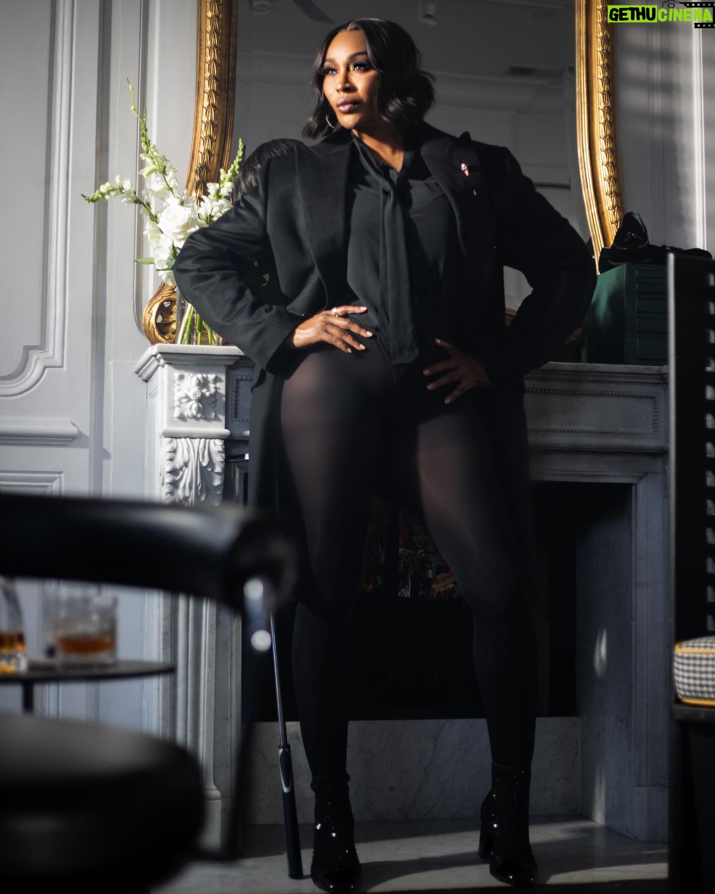 Cynthia Bailey Instagram - “Nothing is impossible. The word itself says ‘I’m possible!’”
— Audrey Hepburn
#cynthiabailey
#actress
#staythecourse
#thethirdact
#godswill
#loveera
Man’s World
Posing 101
@cynthiabailey @mrdblanks
📸: @j.paschalphoto
Direction and edited by @mrdblanks
Styling and clothing by @dedrickhhthomas for @hideokibespoke
@makeup and grooming @jlamarbeauty
Hair by @kmhwigdesigners
Production assistant @frenchkiss4you @j.paschalphoto
#contentking #cynthiabailey #derekblanks #hideoki #mensfashion