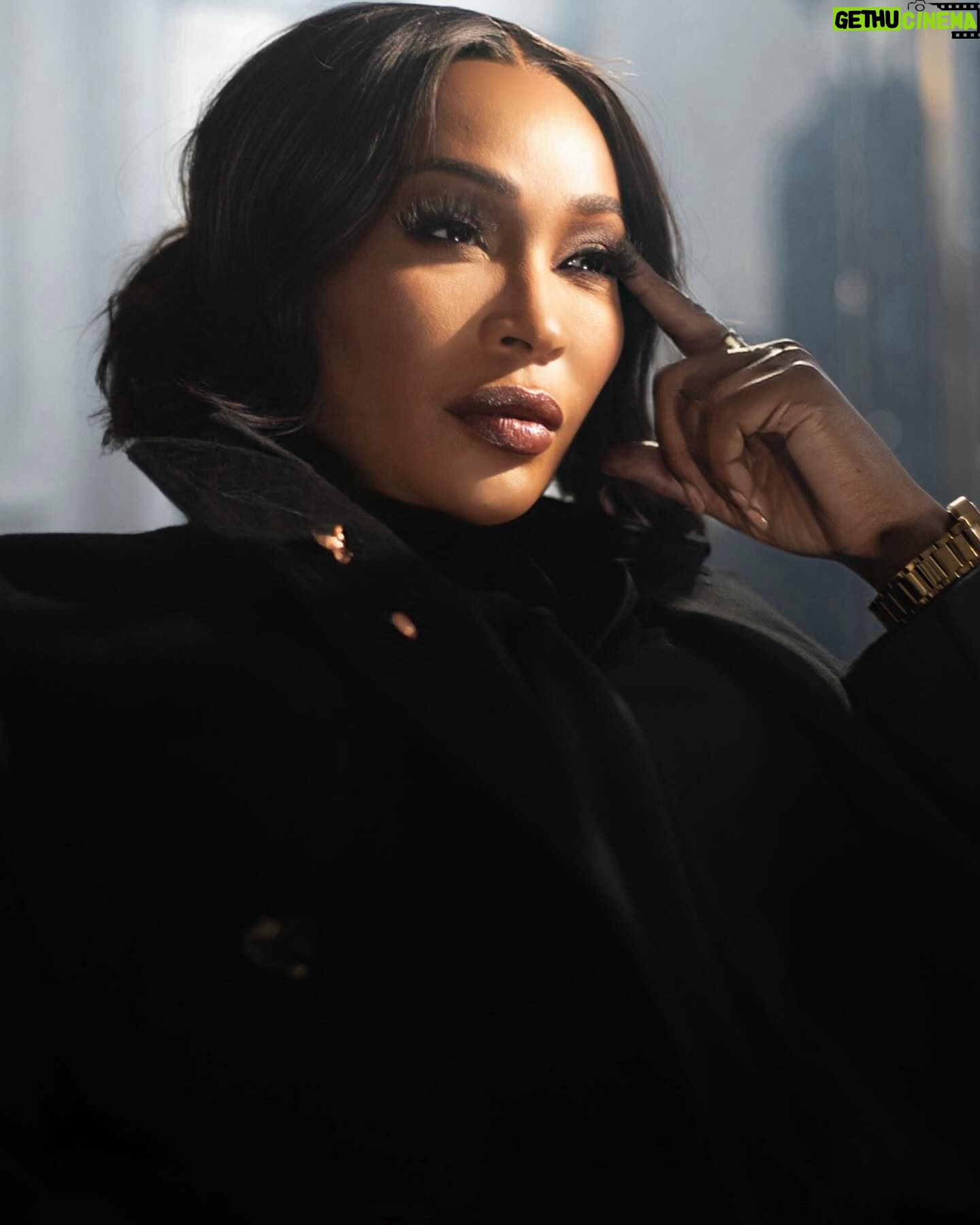 Cynthia Bailey Instagram - “Nothing is impossible. The word itself says ‘I’m possible!’”
— Audrey Hepburn
#cynthiabailey
#actress
#staythecourse
#thethirdact
#godswill
#loveera
Man’s World
Posing 101
@cynthiabailey @mrdblanks
📸: @j.paschalphoto
Direction and edited by @mrdblanks
Styling and clothing by @dedrickhhthomas for @hideokibespoke
@makeup and grooming @jlamarbeauty
Hair by @kmhwigdesigners
Production assistant @frenchkiss4you @j.paschalphoto
#contentking #cynthiabailey #derekblanks #hideoki #mensfashion