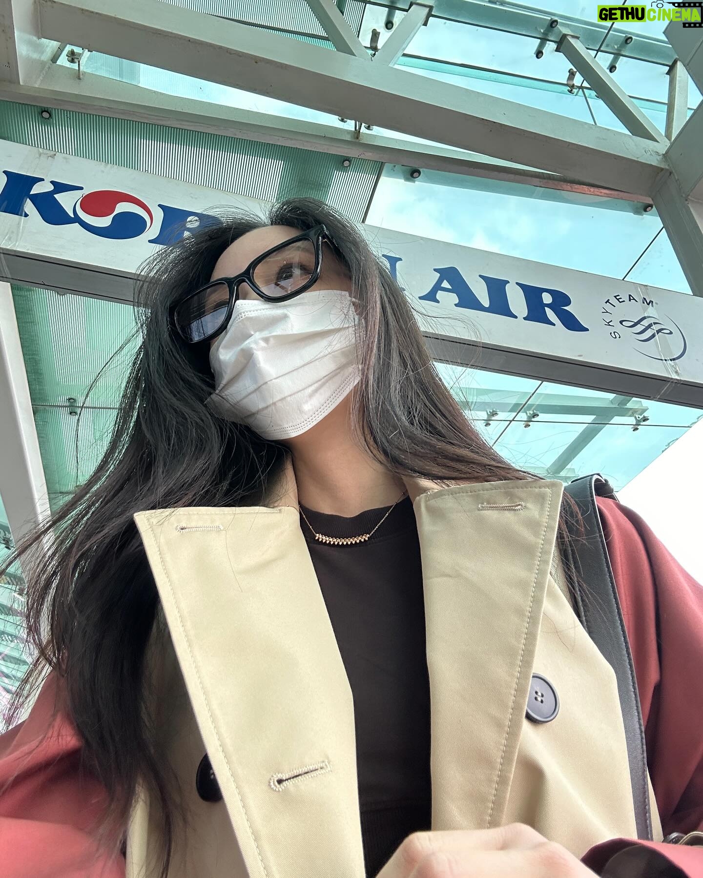 Hyomin Instagram - 리버서블 트렌치코트 하나로 출입국 공패 완성🤓
🧥🫶🏾 @weekendmaxmara