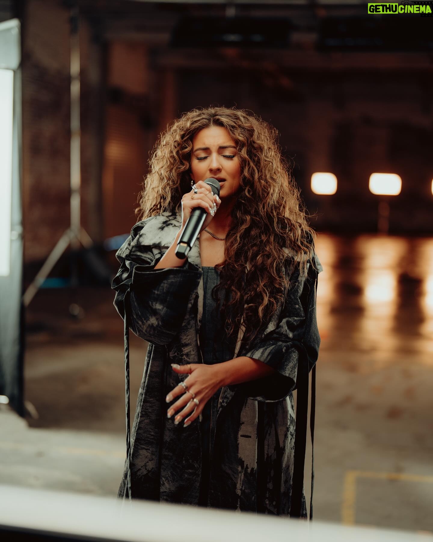 Tori Kelly Instagram - go check out the music video for ‘high water’ if u haven’t yet! i decided to sing live on this 1 to do something a lil different & really capture the emotion in the song. this video wouldn’t have been possible without everyone who worked on it & i’m forever grateful to get to work with such incredible people ♡
director: @marcklasfeld
production company: @houndcontent
producer: @Missymg
epic records: Hope Wilson
ep’s: @producedbydre @isaacrice76
directors rep: @labuda.tv
financial controller: @jorod1120
pm: @kelo_of_dopeness
production coordinator: @harperroyal
dp: @leidengdp
gaffer:@litbyeli
kg: @riigtiig
bbe: @akendall1337
bbg: @migsesca
ac: @steadimatias
audio: Wesley Switzer & Cody Schmid
pa: @florafreed
pa: @malichai barnes
pa: @candylanddjs
stylist: @oliver_Vaughn
hair: @alexthaohair
makeup: @sarahuslan
nails: @britneytokyo
editor: @rees.editor
colorist: @leidengdp
post: @sunset_edit
stage: @electricpnystudios