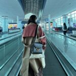 Hyomin Instagram – 리버서블 트렌치코트 하나로 출입국 공패 완성🤓
🧥🫶🏾 @weekendmaxmara