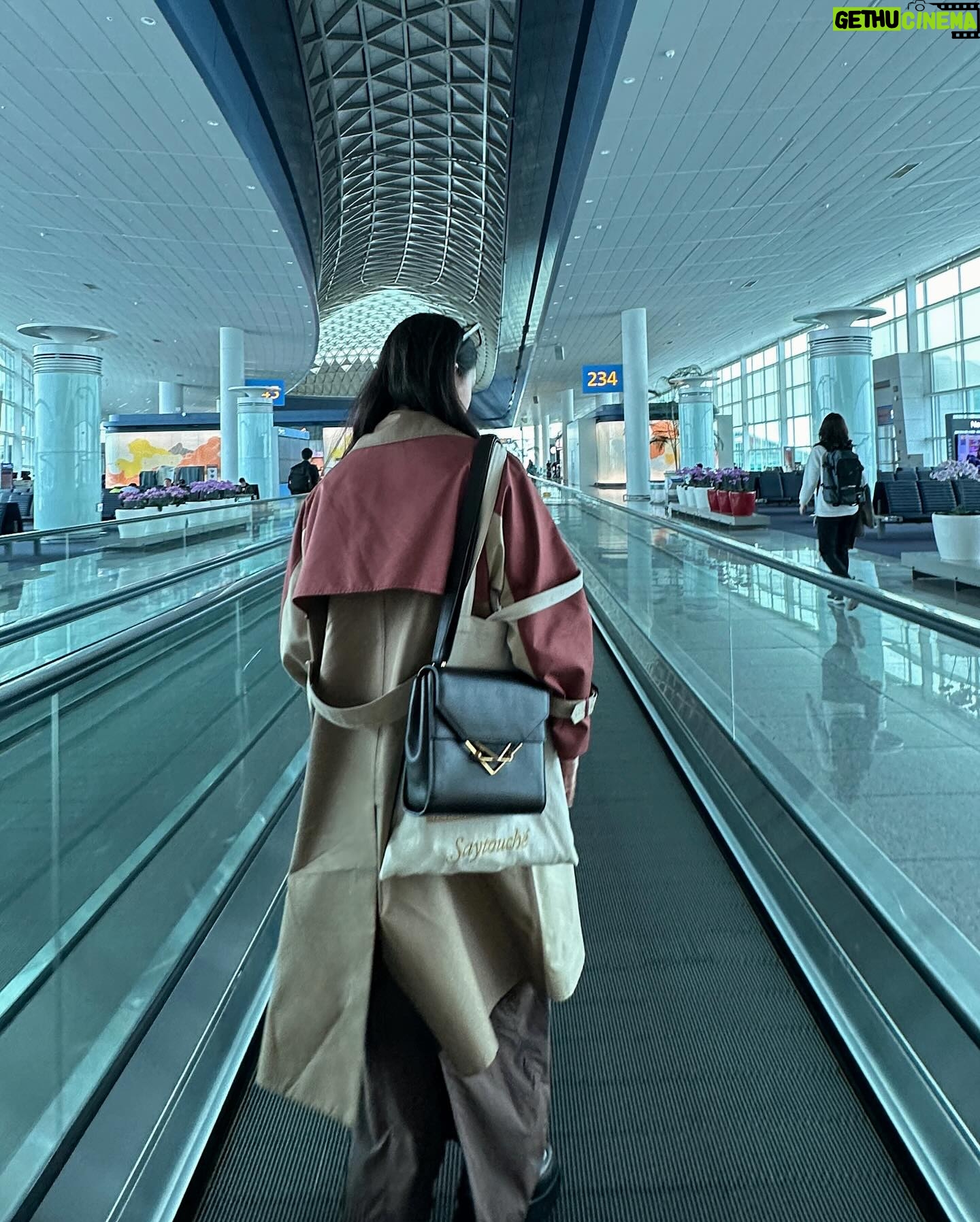 Hyomin Instagram - 리버서블 트렌치코트 하나로 출입국 공패 완성🤓
🧥🫶🏾 @weekendmaxmara