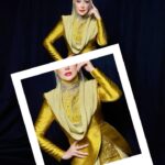 Erra Fazira Instagram – FINAL Ep for #themaskedsingermalaysia 
.
Happy dapat meneka dgn jayanya!! Thk u kalian yg byk membantu kat tepi.. 🤣 Paling susah “Mat Helang” n “Biskut Aiskrim” Tiap minggu bikin ana feninnnn daaa..🤪🤣

Anyhow.. tahniah kpd Bunga Matahari a.k.a @stacyanam .. Awak mmg power! And suara serak2 basah awak tu tu.. mmg takleh nak sorok dahhh🤣 
And of coz maskot yg lain juga.. siapa sangka.. pelawak, pelakun pun .. bole nyanyi dgn begitu baiknya!! Keep up the good work guyz!!👍🏻
.
To all my “broken” judges.. Korang mmg best!! Korang mmg d’bomb!! Sayang korang terpaling dalam n miss uguyz oredi… 😩🥰. .
.
TMSM team.. yeayyy!! First time ever since the first season.. kali ini double kerja.. triple effort.. quodruple fenin.. but TMSM dibuat secara LIVE dgn jayanya!!! TAHNIAH KORANG!!🥰 And thanks for having me as one of the judges😘😍🥰
.
My ALL OUT team.. korg mmg kebabow!! ❤️ uol 
👗 @samm_republic 
💄 @makeupbydeqsha 
🧕 @thelikeyuti 
📸 @blackpepperproductionmy  @pakcik_airielazrie @fbn87_  @reza8179 @echolaliapictures 
🙋🏻‍♂️ @sharendrarazak 
🙋🏻 @e.l.a.i.n.e78 
 .
Terima semua yg membantu.. followers.. n of coz famili @bersamaerra yg datang setiap minggu.. yg dtg dr jauh.. love you all soooo much!! 💋🥰.
.

EF signoff utk #themasksingermalaysia4 
Jumpa lagiiiii… tataaa.. 🙏👋🏻👋🏻