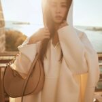 Jolin Tsai Instagram - 白色情人節
@maisonvalentino
#VALENTINOGARAVANI #VLogoMoonBag