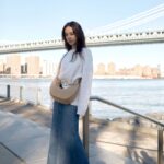 Jolin Tsai Instagram - 漫步 思念 告白
@maisonvalentino
#VALENTINOGARAVANI #VLogoMoonBag