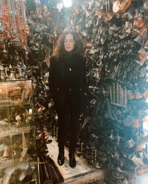 Özge Özpirinçci Instagram - Tarihi Yarımada İstanbul’un en güzel yeri! Set olduğu zaman gitmek de keyifli tabii ama boş günde manitayla gezmek gibisi yok ❤️💜
Reklam