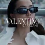 Jolin Tsai Instagram - #ValentinoLÉcole 2024春夏系列
一起，沉浸都市風光
@maisonvalentino

#ValentinoDiVas  
#VALENTINOGARAVANI #LocòBag 
#ValentinoEyewear made with @akonigroup 

Creative Director: @pppiccioli 
Photographers: @mertalas and @macpiggott 
Stylist: #JoeMcKenna 
Hair Stylist: @paulhanlonhair 
Makeup Artist: @diane.kendal 
Manicurist: @jinsoonchoi