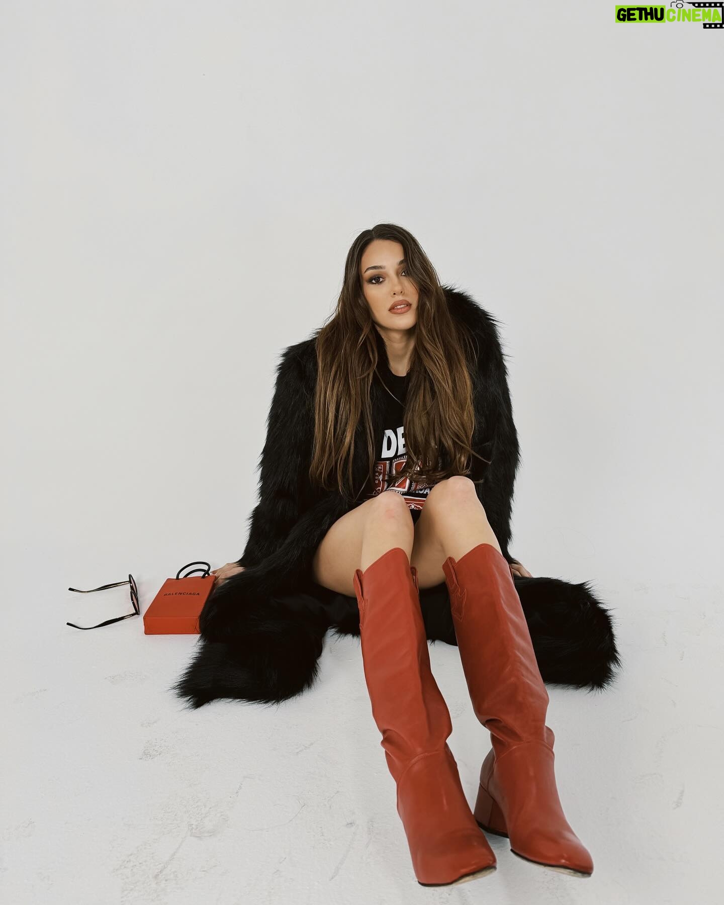 Dilan Çiçek Deniz Instagram - Rug dealer 🥀