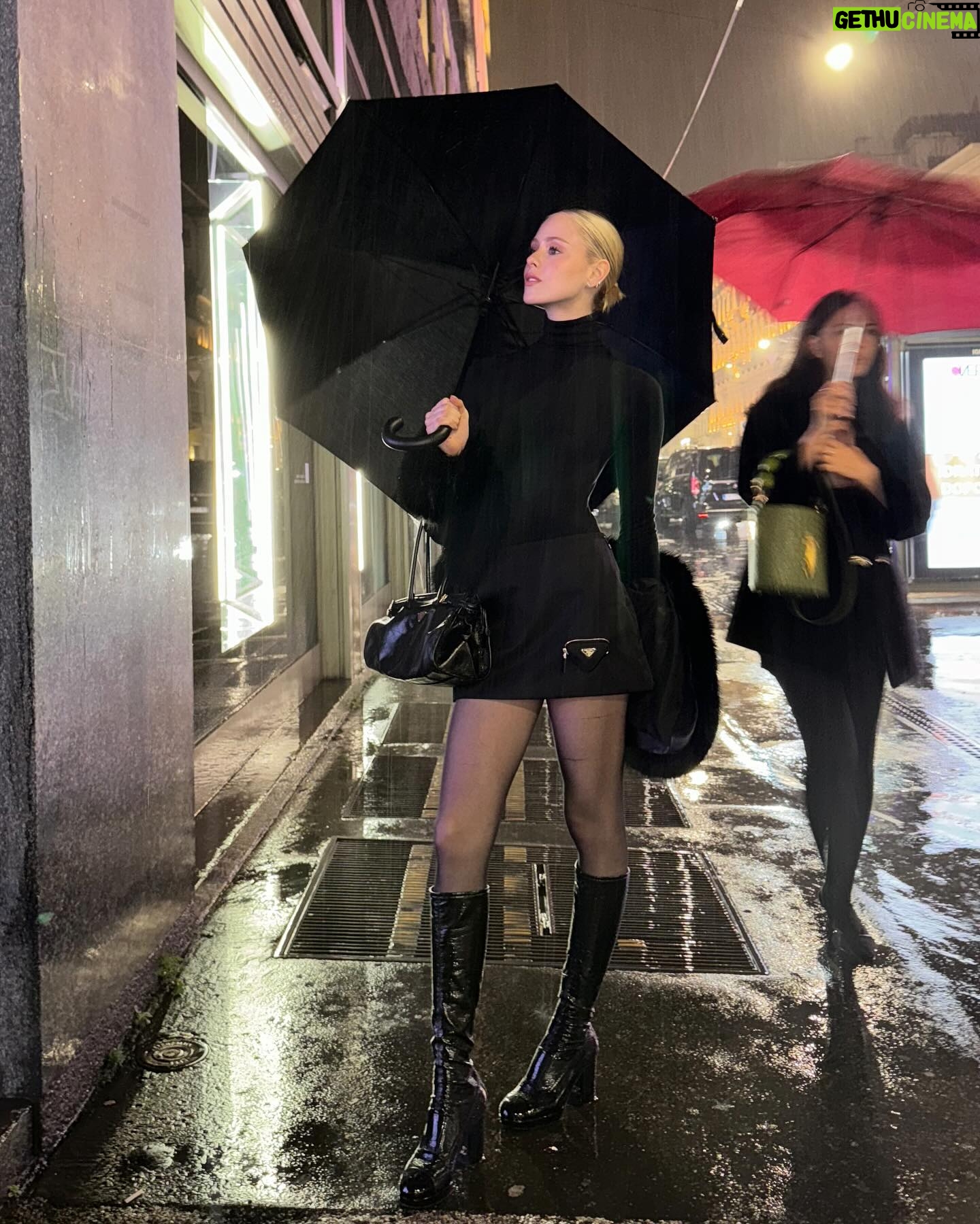 Loreto Peralta Instagram - Rainy Milan 🖤