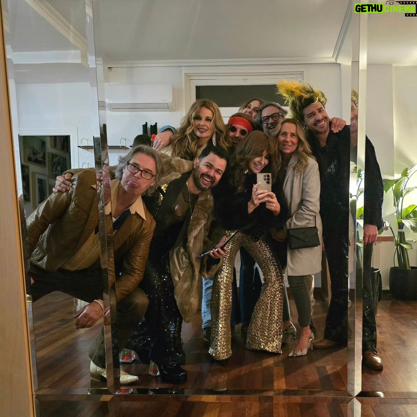 Paula Echevarría Instagram - Ayer celebramos los 50 de @mikvarez por todo lo alto y al más puro estilo 70's!
Te queremos to the moon and back mi paich! ♥️
Mi mono es de @nadinemerabi, pendientes @fetichesuances y pelo y maquillaje by me! Disco 70's!