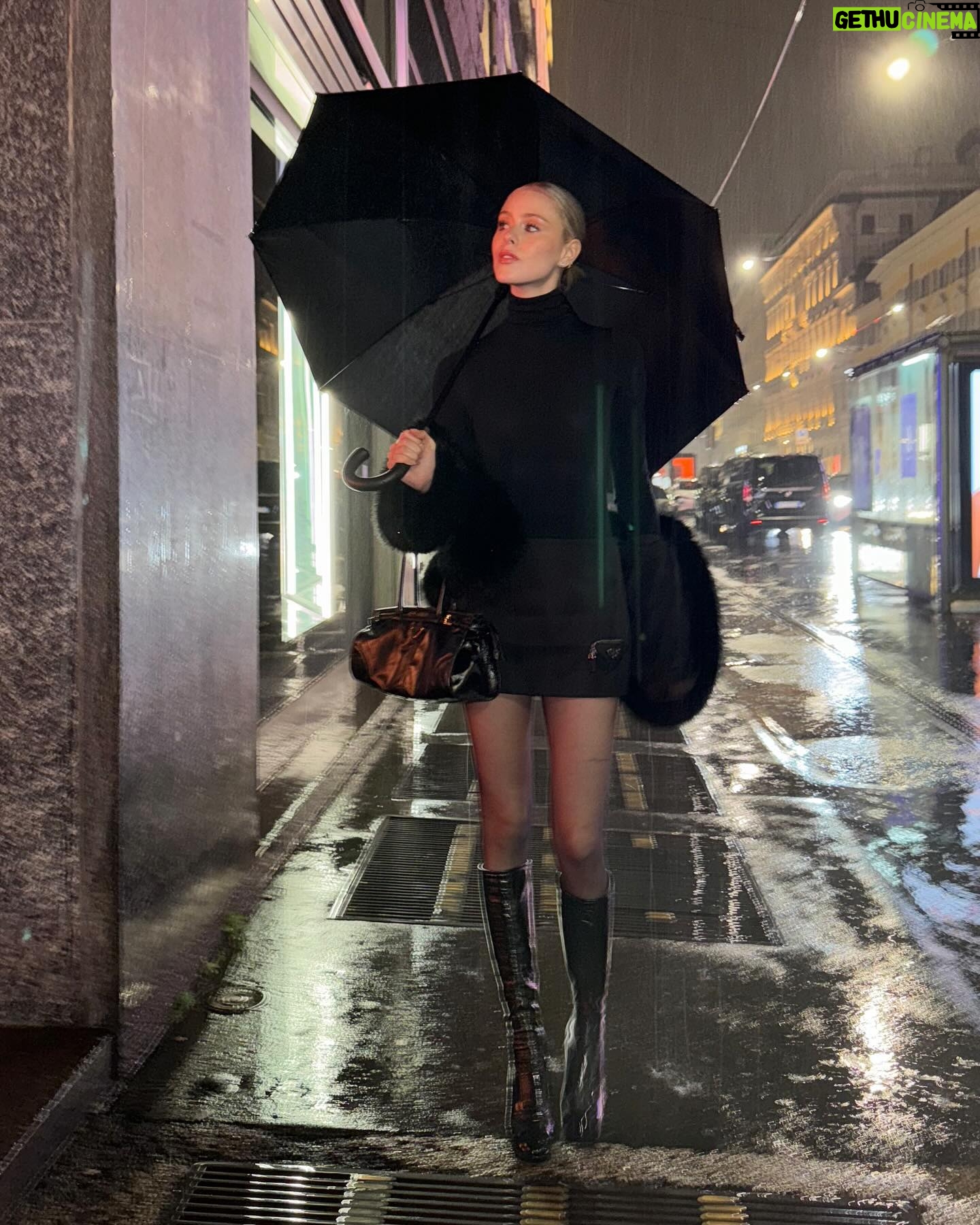 Loreto Peralta Instagram - Rainy Milan 🖤