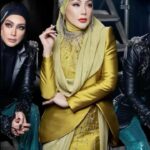 Erra Fazira Instagram - Throwback. 
Circa #themaskedsingermalaysia season 04. .
Dec 2023 - Feb2024 .
.
💄 @kasihcicie @jijiezainal @sharhimkhan @epie_temerloh  @makeupbydeqsha

🧕@asyrarrif  @thelikeyuti  @reanruddean

👗@khuntumn @samm_republic @lumiereconcept @asyrafarrif 

💅@tymfatimah 
.
📸 @blackpepperproductionmy  @echolaliapictures @pakcik_airielazrie @fbn87_  @reza8179 
.
🙋🏻‍♂️ @sharendrarazak 
🙋🏻 @e.l.a.i.n.e78
