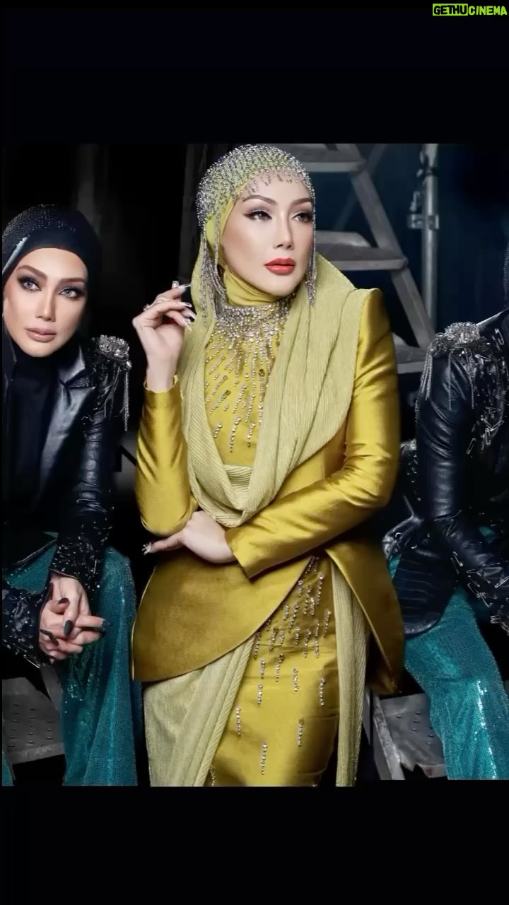Erra Fazira Instagram - Throwback.
Circa #themaskedsingermalaysia season 04. .
Dec 2023 - Feb2024 .
.
💄 @kasihcicie @jijiezainal @sharhimkhan @epie_temerloh @makeupbydeqsha
🧕@asyrarrif @thelikeyuti @reanruddean
👗@khuntumn @samm_republic @lumiereconcept @asyrafarrif
💅@tymfatimah
.
📸 @blackpepperproductionmy @echolaliapictures @pakcik_airielazrie @fbn87_ @reza8179
.
🙋🏻♂️ @sharendrarazak
🙋🏻 @e.l.a.i.n.e78