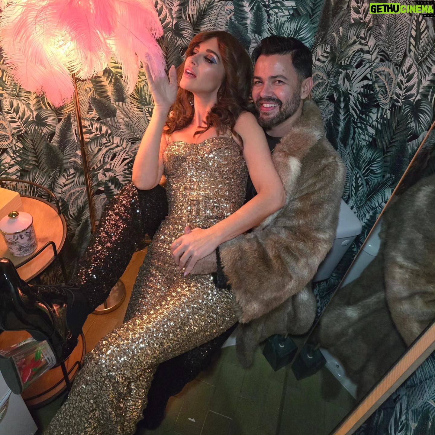 Paula Echevarría Instagram - Ayer celebramos los 50 de @mikvarez por todo lo alto y al más puro estilo 70's!
Te queremos to the moon and back mi paich! ♥️
Mi mono es de @nadinemerabi, pendientes @fetichesuances y pelo y maquillaje by me! Disco 70's!