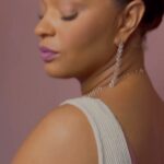 Juliana Alves Instagram - A coleção 2024 da Rommanel tem tudo a ver com a minha vida e história com a dança. 

Bailarina combina arte e elegância com detalhes do mundo da moda e do ballet em 7 linhas de jóias folheadas a ouro 18k e prata 925.

São jóias lindas e versáteis que vão desde modelos pro dia a dia até opções glamurosas.

#Rommanel #Publi