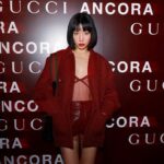 Riisa Naka Instagram - GUCCIの新クリエイティブ・ディレクターサバト・デ・サルノのデビューコレクション「Gucci Ancora」がついにローンチ✨
Rosso Ancora color一色の国立競技場にドキドキが止まらなかった♥️
 「Ancora - もう一度、もっと、ファッションに恋をしよう」というメッセージとともに、絶え間なく愛をもたらしてくれるファッションの魅力を再燃させたいというサバトの想いが込められたコレクションの世界観を体感でき、

これからサバトがつくる新しいGUCCIが
たくさんの方に幸せを運んでくれるんだろうなと
とても楽しみになった♥️🥰🤝🫀✨

全身Rosso Ancora colorで統一したコレクションに袖を通すことでステージアップした自分に出会えたけれど、どこか懐かしい気持ちにもなったルックでした♥️

よーさん @yoshidayoh_official 
エラちゃん　@elaiza_ikd 
と3姉妹ショット♥️♥️♥️😘

#GucciAncora
#GucciSS24
#PR
@gucci 
@sabatods