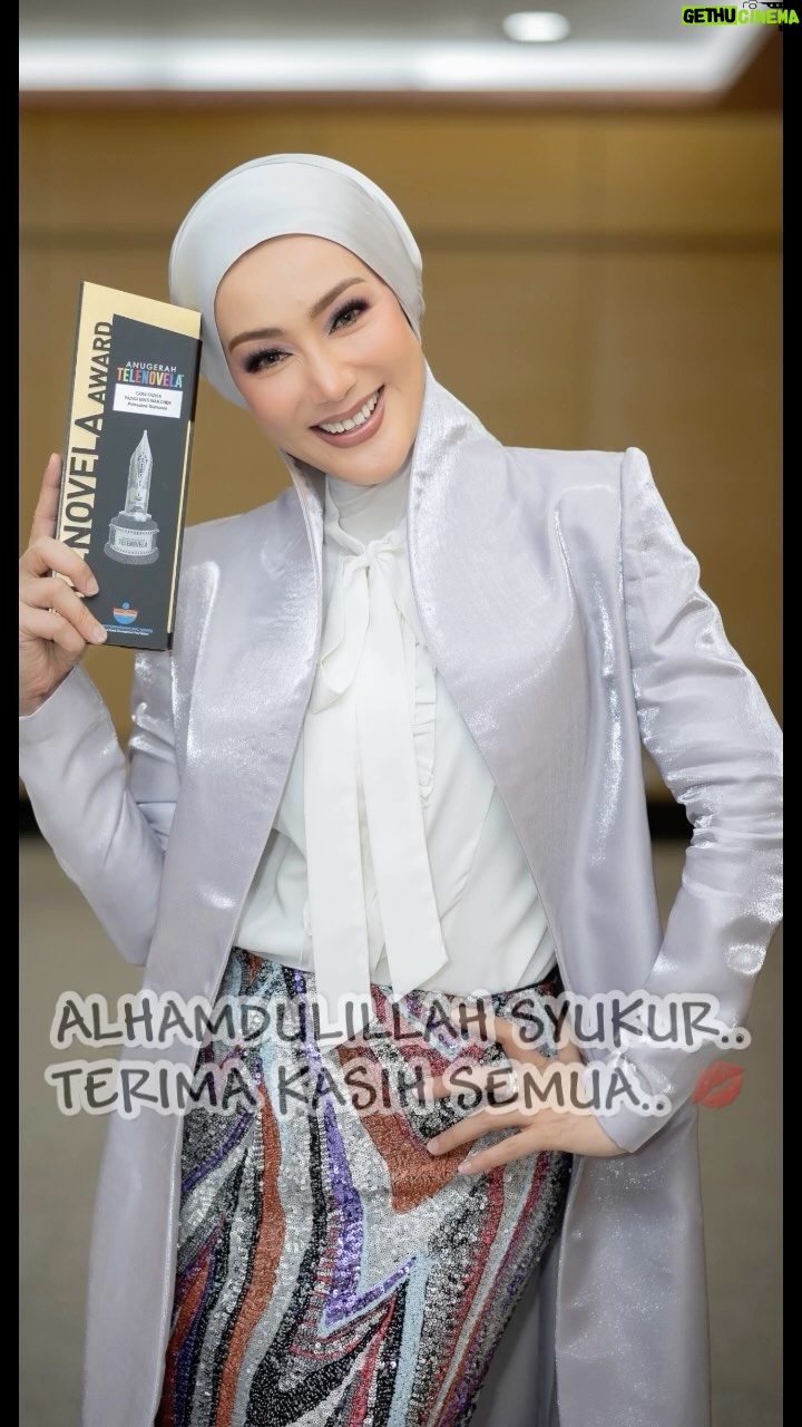 Erra Fazira Instagram - MasyaAllah rezeki yang tak dijangka.. Alhamdulillah..
.
TERIMA KASIH kepada pihak penganjur Anugerah Telenovela & juri-juri profesional terdiri daripada professor2 dan Dr yang mengadili dan telah memilih saya sebagai PRIMADONA TELENOVELA untuk Anugerah Telenovela ke 9 .
Tahniah juga diucapkan kepada penerima2 award pada malam Anugerah Telenovela yg berlansung baru2 ini.. Moga dengan kemenangan ini menambah semangat untuk terus memberi karya yg terbaik sekaligus memberi impak positif dalam industri seni tanahair.. InsyaAllah.. Amiiinnnn..
.
Tq team kesayangan hamba yg gigih π
π @sharhimkhan
π @samm_republic
πΈ @reza8179 @echolaliapictures
ππ»ββοΈ @sharendrarazak.
.
Tak@lupa kepada kesayangan2 hamba.. @bersamaerra yg tak jemu2 menyokong, mendoakan dan memberi semangat kepada saya selama ini.. Love you allππ₯°β€οΈβ€οΈ