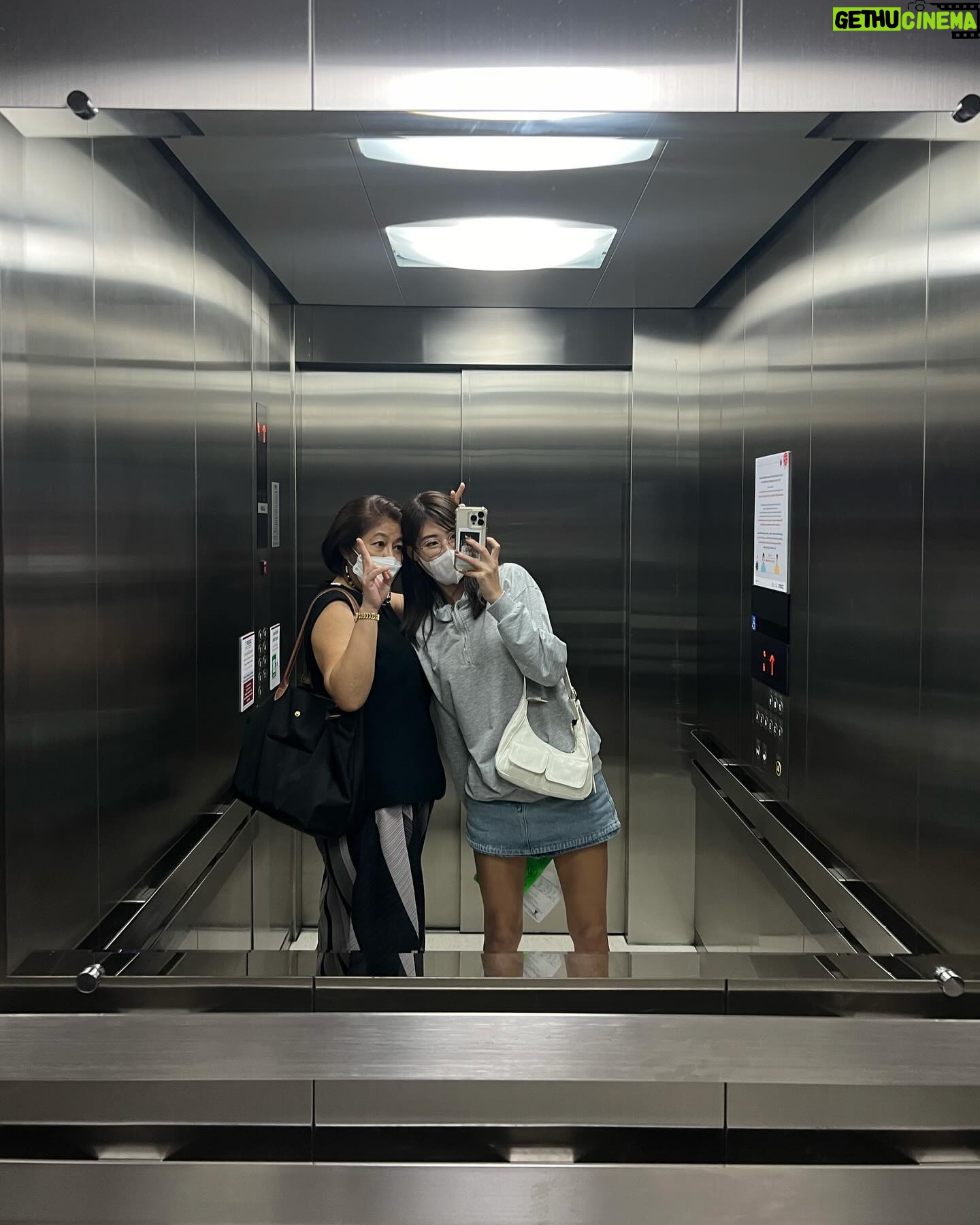 Keerati Mahapreukpong Instagram - Mental health journey | จาก depression / PMDD / เข้าสู่ panic disorder 🤍
ในตลอดระยะเวลา 9 เดือน ที่ทำความรูัจักกับ โรคใหม่ .. รักษา .. ปรับตัว. เราได้เจอ และได้คุยกับคนที่ เป็นแบบเดียวกันจำนวนเยอะมากจนน่าตกใจ. จากที่เคยต่อสู้กับ ดีเพรส มา อยากบอกว่า แพนิค น่ากลัวไม่แพ้กัน.
ความกลัว และอาการทางร่างกาย กระทบต่อการใช้ชีวิตมากๆ มันทำให้เรา ไม่กล้าออกไปไหน ไม่กล้าใช้ชีวิตคนเดียว ไม่กล้าแม้กระทั่งขับรถ เพราะกลัวว่าอาการจะมา โดยเฉพาะในช่วงเวลาสำคัญ. สุขภาพก็อ่อนแอลงมาก มีปัญหาเรื่องการนอนรุนแรง และ น้ำหนักตัวที่ลดลงอย่างน่าตกใจ .
ยิปทำอีพีสรุปอาการ / วิธีการที่ใช้ดีลกับอาการไว้ให้แล้วใน you tube #ไหนเล่าซิ๊ นะ 🫶🏽
ขอฝากโพสต์นี้ไว้เพราะอยากให้หลายๆคน aware กับ เรื่อง mental health ทุกชนิด. หมั่นเช็คตัวเอง.. เคลียร์พลังงานลบๆ. เคลียร์ใจ คุยกับตัวเองบ่อยๆ. และอยากให้ทุกคนช่วยเป็น support system ของกันและกันนะ :-)) 🩵🩵🩵✨
สุดท้าย เราขอขอบคุณมากๆ สำหรับ support system ในชีวิตของเรา .. 🤍 ป๊า ม๊า โซ . นิค. เนะ ปาย . และเพื่อนๆอีกหลายคน ที่ทำให้เหตุการณ์ยากๆ และน่ากลัวนี้ เบาลงไปได้เยอะ..
ขอบคุณนะ.. 🫶🏽🥹