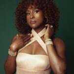 Issa Rae Instagram - @off____white x @sagawards
—
📸: @bokocecile 
👩🏾‍🦱: @felicialeatherwood 
💄: @joannasimkin 
👗: @therealwourivice
💅🏾: @eriishizu