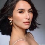 Jennylyn Mercado Instagram - She is definitely back! @mercadojenny on the cover of @megaentph ✨
#MakeUpbyRickCalderon 
Hair by @rjdelacruz 
Styled by @ajalberto @iancovinarao 
❤️ @aguilaartists @becky_aguila @katrina_aguila @jankristofferenriquez