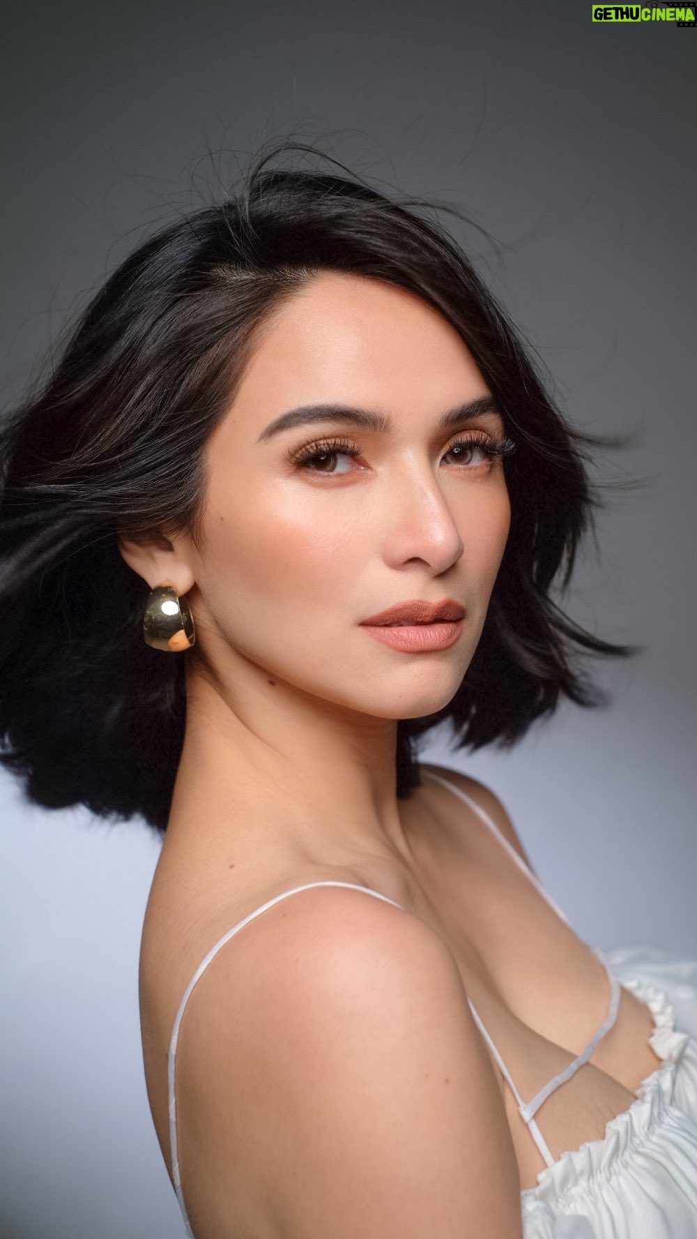 Jennylyn Mercado Instagram - She is definitely back! @mercadojenny on the cover of @megaentph ✨
#MakeUpbyRickCalderon
Hair by @rjdelacruz
Styled by @ajalberto @iancovinarao
❤️ @aguilaartists @becky_aguila @katrina_aguila @jankristofferenriquez